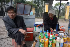 Từ ngày mai, quán trà đá không được bán thuốc lá