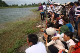 Hàng chục HS tắm hồ, 4 em bị đuối nước