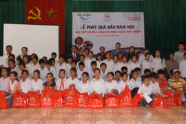 1.000 trẻ em khó khăn nhận đồ dùng học tập từ Prudential