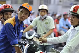 Xăng tăng 460 đồng/lít, đắt kỷ lục