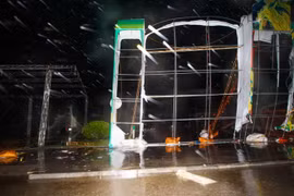 Bão Hải Yến quật ngã tháp truyền hình TP.Uông Bí cao 52m
