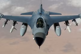 Mỹ: Tiêm kích F-16 rơi giữa thành phố, phi công nhảy dù thoát nạn