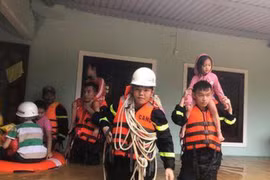 Vượt qua bão lũ, đến với nhân dân 