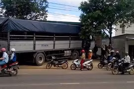 Đắk Lắk: Tài xế bất cẩn để xe tải trôi tự do đâm vào quán cơm