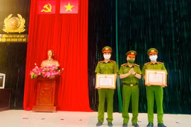 Chủ tịch UBND TP Hà Nội khen thưởng 2 cán bộ Công an quận Tây Hồ 