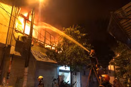 Kịp thời dập tắt cháy lan, cháy lớn trong đêm 