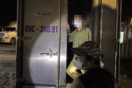 Con trai giấu bố trong thùng phuy để "thông chốt" kiểm soát dịch Covid-19 