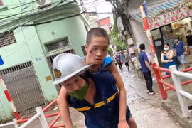Thót tim giải cứu bé trai mắc kẹt hơn 1 ngày đêm tại khe tường bê tông