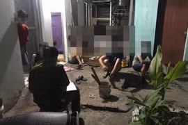Xử phạt nhóm người mang bia vào khu trọ tụ tập xem bóng đá 