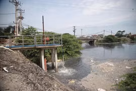 Yêu cầu tháo dỡ vi phạm hành lang đê Ngũ Huyện Khê 