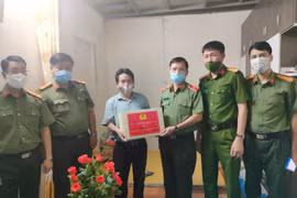 Ban Giám đốc Công an Hà Nội thăm hỏi, tặng quà thân nhân liệt sỹ và cán bộ thương binh 