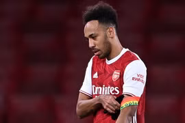 Aubameyang không ghi bàn thì thôi, đã ghi là... phản lưới nhà