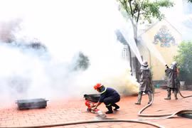 120 người tham gia diễn tập phương án chữa cháy tại chùa Chân Tiên 