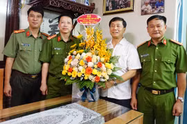 Đại diện Ban Giám đốc Công an Hà Nội thăm, tặng quà nguyên lãnh đạo CATP