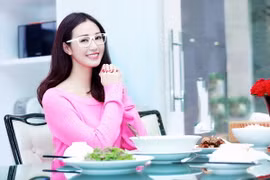 Người đẹp Khánh My trổ tài bếp núc 