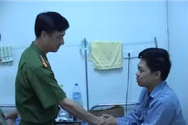 Lãnh đạo CATP thăm hỏi các cán bộ bị thương trong khi làm nhiệm vụ