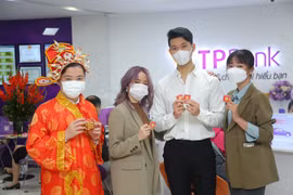 Nhiều bạn trẻ mua vàng chiêu lộc Ngày Thần Tài