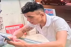 Truy tìm kẻ có hình xăm lớn ở bắp tay, cướp giật 2 điện thoại di động trong cửa hàng