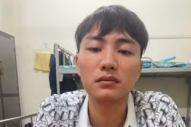 Chặn kẻ 1 tiền án ‘găm’ súng quân dụng ‘dạo phố’ tại Hà Đông