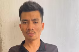 Vay ‘nóng’ 500 triệu đồng, người phụ nữ 4 lần ‘nhận’ hỗn hợp dầu luyn, mắm tôm bay vào nhà