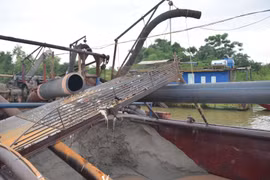 Khởi tố 7 đối tượng trong vụ hút cát trái phép trên sông Hồng 