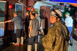 Tiếng loa đêm ven bãi Phúc Xá sông Hồng và thắc thỏm sự an nguy của người dân nghèo