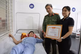 Khen thưởng đột xuất cán bộ Công an xã bị thương trong phòng chống lũ