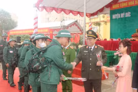 Trung tướng Nguyễn Hải Trung dự lễ giao, nhận quân tại huyện Mỹ Đức