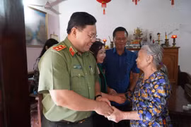 Trung tướng Nguyễn Hải Trung thăm, tặng quà thương binh, cựu chiến binh tham gia giải phóng Thủ đô 