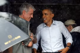 Tổng thống Obama dừng chân trú mưa tại làng Mễ Trì trước khi bay vào TP.HCM