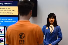 Bất ngờ với robot nói được 4 thứ tiếng