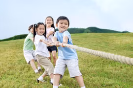 Trẻ chơi trong nhà nhiều dễ bị cận thị