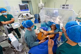 Vừa phẫu thuật não vừa chơi nhạc