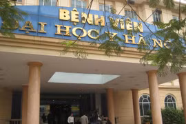 Hàng chục thanh niên mang hung khí xông vào bệnh viện khống chế bác sĩ, tấn công người bệnh