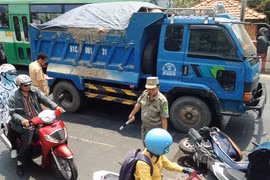 Cô gái trẻ la hét trong đau đớn khi bị xe ben cán gãy chân