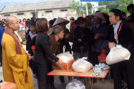 Mang yêu thương về vùng đá núi