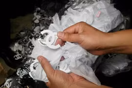 Phát hiện hàng nghìn phụ kiện giả nhãn hiệu Chanel