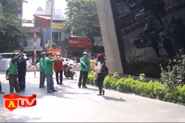 Giải pháp nào với tình trạng xe ôm tụ tập đón khách trước ga Cát Linh- Hà Đông?