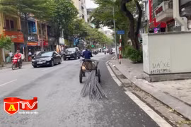 Xe ba bánh vẫn ngang nhiên hoạt động các tuyến phố của Thủ đô