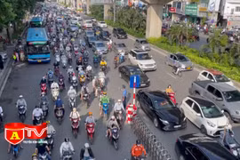 Triển khai dải phân cách cứng trên đường Nguyễn Trãi, phương tiện vẫn vô tư trộn dòng