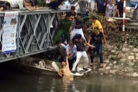 Hà Nội: Clip nam thanh niên ngáo đá, trần truồng nhảy sông Lừ