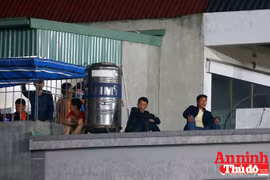 Bị cấm vào sân, CĐV Hải Phòng leo lên nóc nhà xem V-League
