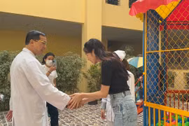 Hoa hậu Thùy Tiên đưa dự án "Vui lên nha" đến 7 bệnh viện