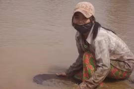 Quảng Trị: Trẻ em vùng cao nhọc nhằn đãi vàng mưu sinh