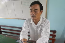 Chủ quán nửa đêm “ăn” 47 cánh cửa trường học