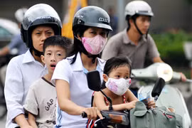 Phụ huynh vẫn lơ là việc đội mũ bảo hiểm cho trẻ em