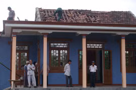 Lốc xoáy làm tốc hàng chục nhà dân