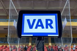 Vì sao VAR chưa thể 'phủ sóng' 100% ở V-League?