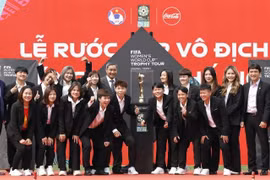 Tuyển nữ Việt Nam hứng khởi đón cúp vàng World Cup 2023