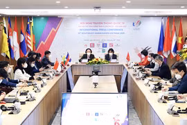 Ngọn đuốc SEA Games 31 được rước từ Đền Hùng về Hà Nội